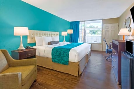 1 King Bed, Courtyard View, Non-Smoking