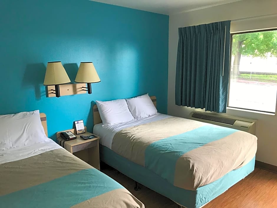 Motel 6-Des Moines, IA - North