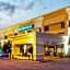 La Quinta Inn & Suites by Wyndham Milwaukee Airport / Oak Creek