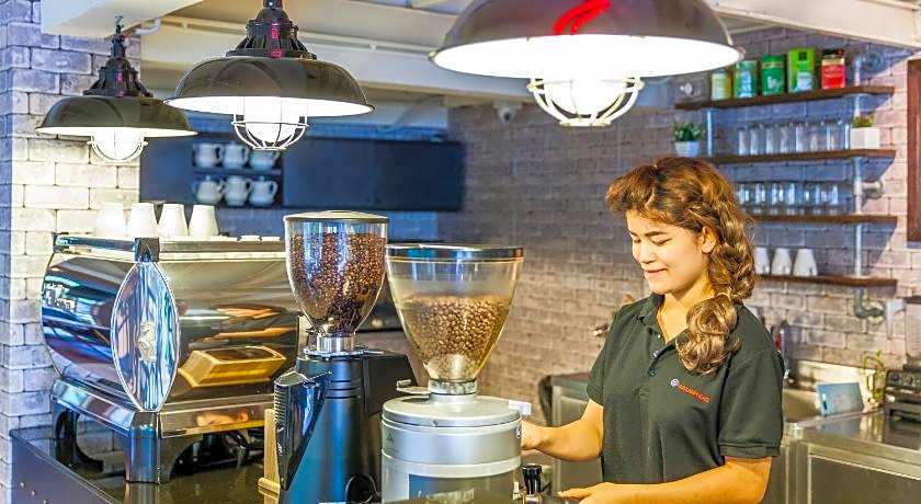 At Hua Lamphong Hotel