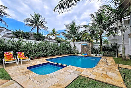 Casa com piscina, varanda e lazer em condomínio