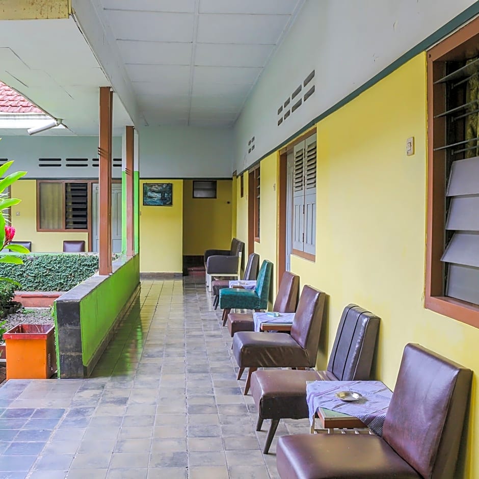 Spot On 1708 Hotel Budi Famili 1