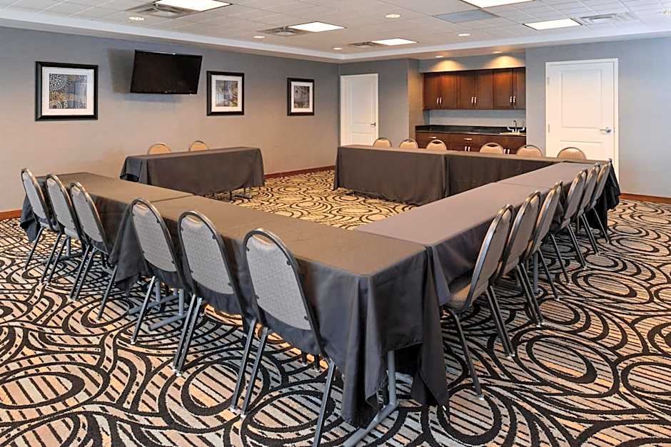Holiday Inn Express & Suites Greenfield By IHG