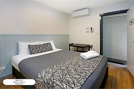 Budget Queen Room - Street Parking