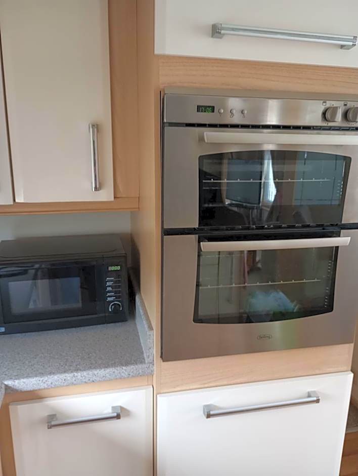 Luxury 2 bedroom caravan with large decking Close to beach