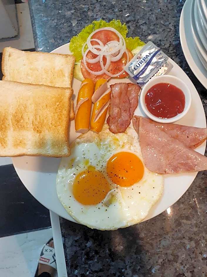 Phratamnak Inn - 100 meter from Beach