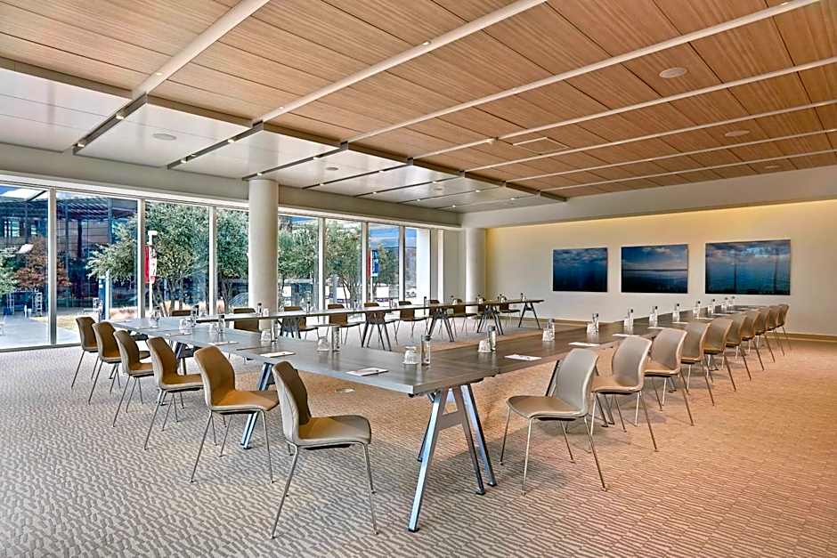 HALL Arts Hotel Dallas, Curio Collection by Hilton