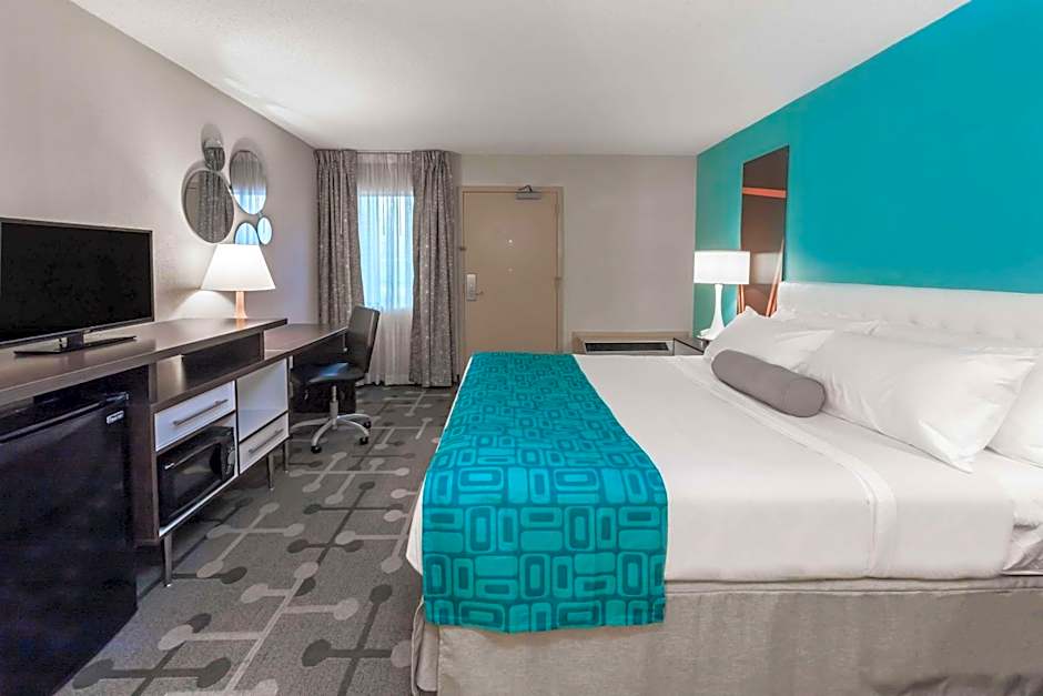 Howard Johnson by Wyndham Romulus Detroit Metro Airport