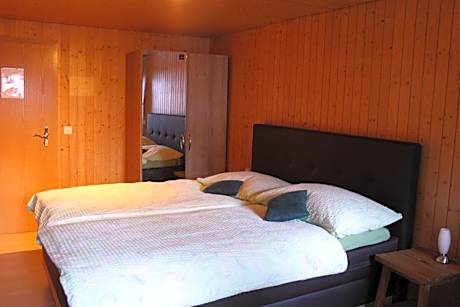 Family Room (2 Adults + 2 Children)