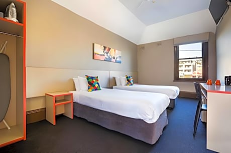 Economy Twin Room with Shared Bathroom