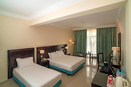 Standard Triple Room with Garden View
