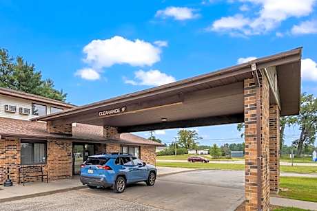 Wautoma Inn by OYO Near Airport WI 73