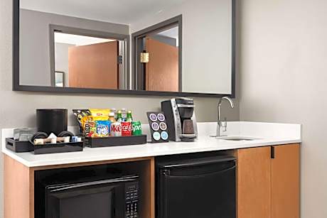 Corner Premium Suite-1 King Bed-Nosmoking