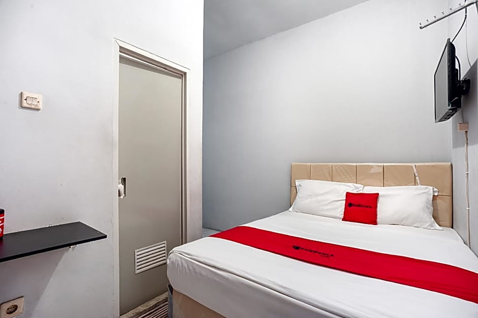 RedDoorz near Margonda Raya