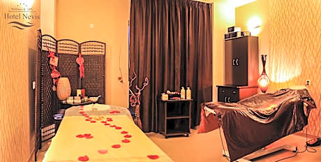 Double Room with Indoor Pool and Jacuzzi Access - Romantic Decoration