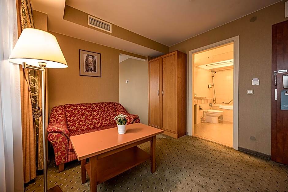 VILNIUS PARK PLAZA HOTEL, Restaurant & Terrace, Panorama Bar, Conference & Banquet Center