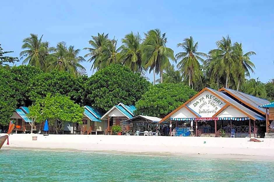 DAYA Beach, Lipe local