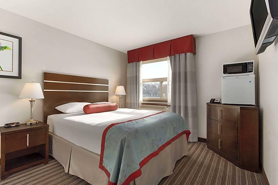 Super 8 by Wyndham Saskatoon Near Downtown