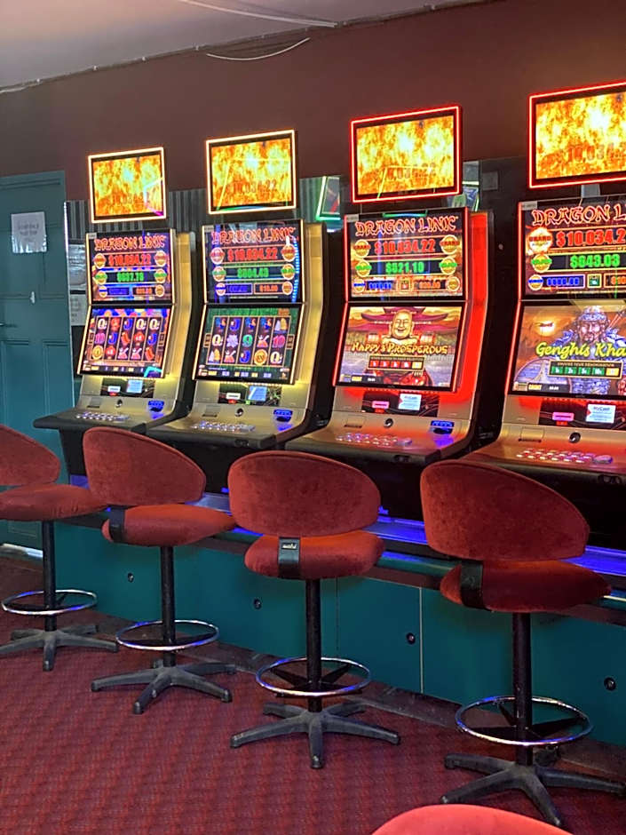 Queensport Tavern And Motel