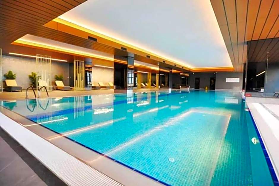 lavish apt with 180 ist view at 40F gym pool 89