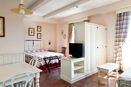 Family Room with Access to Amusement Park (2 Adults + 3 Children) + 1 ticket to Ferrari Land