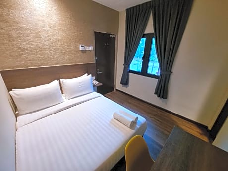 Queen Room With Window