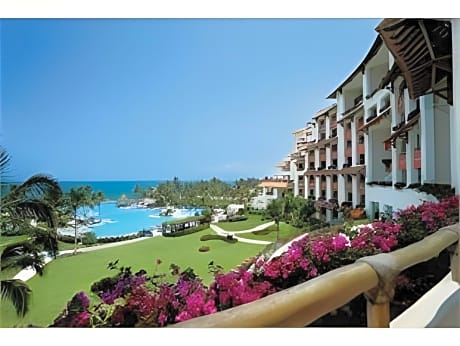 Deluxe Suite with Spa Bathtub