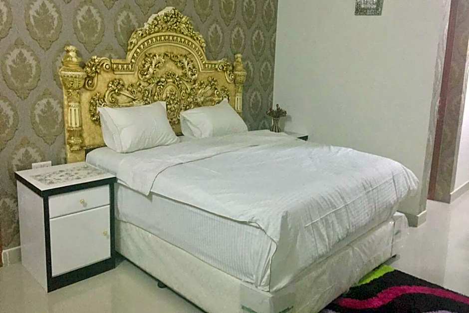 Capital O 141 Golden Rays Hotel