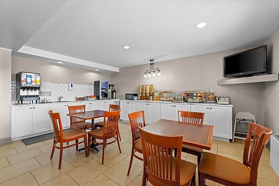 Travelodge Suites by Wyndham Regina - Eastgate Bay