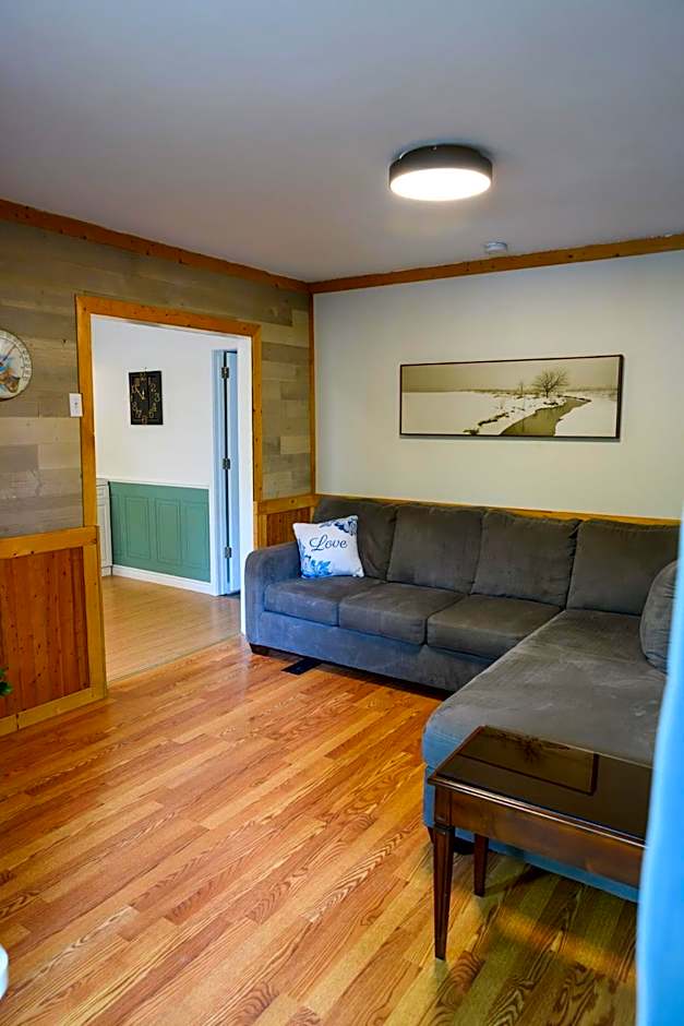 Cozy Cabin in the Forest w BBQ Firepit and More