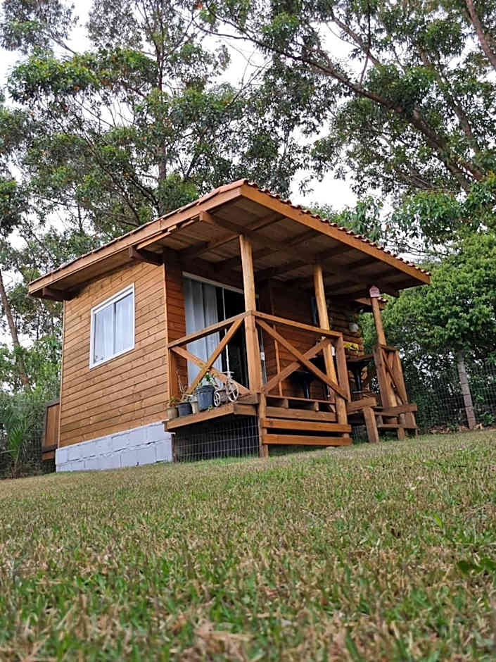 Pousada Rosa Shanti, café da manhã opcional, apenas 4 cabanas, piscina, estacionamento privativo, área de festas com churrasqueira e cervejeira, cantinho da fogueira, localizado junto a natureza
