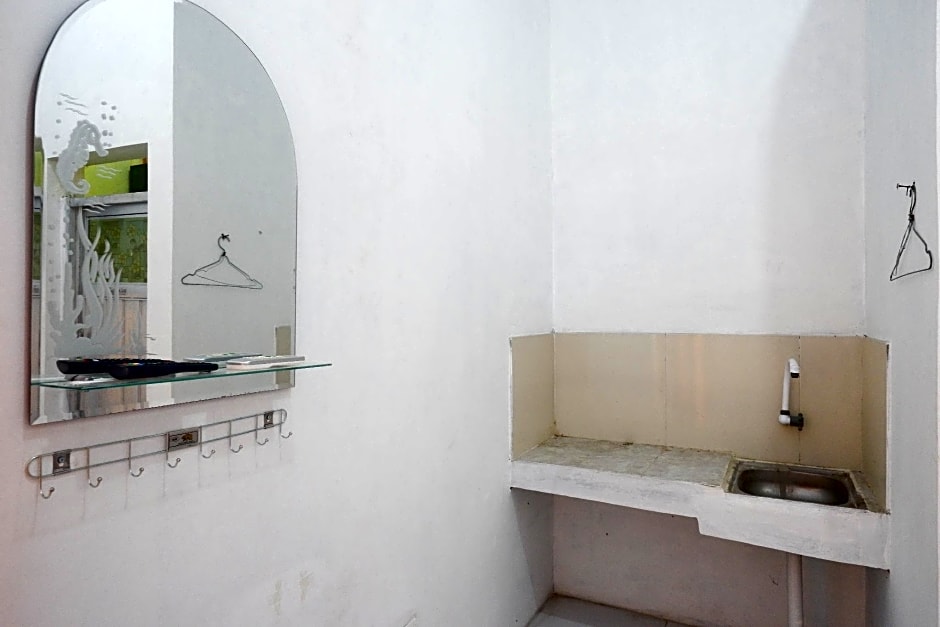 RedDoorz Syariah near Universitas Slamet Riyadi Solo