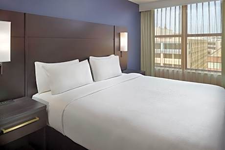 One-Bedroom Queen Suite with Sofa Bed and Roll-in Shower - Mobility Accessible