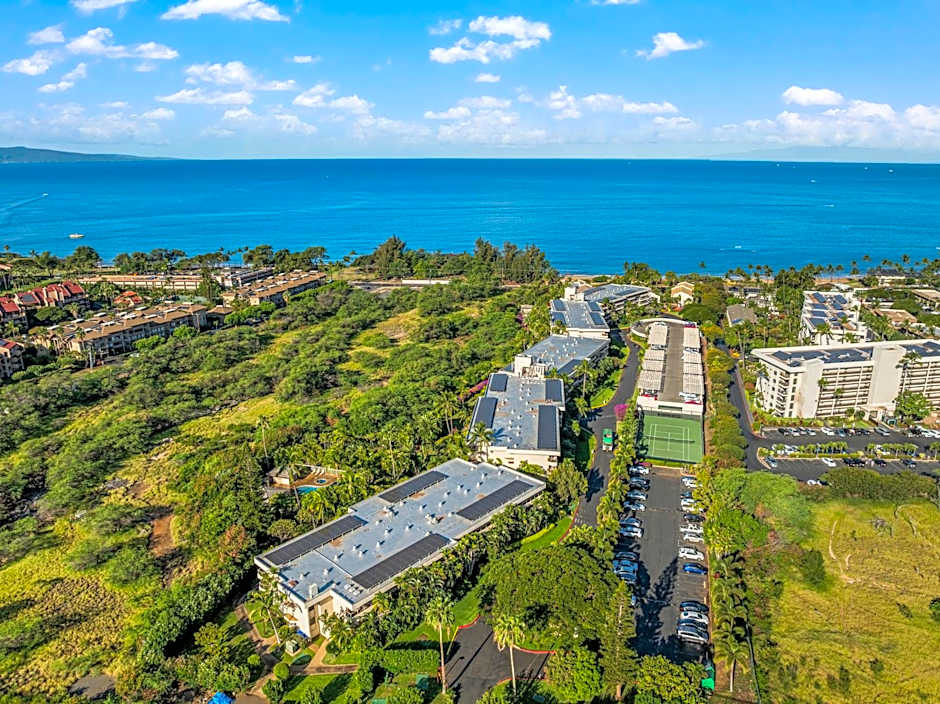 Top 10 Pick! Walk to Beach, Shops, Dining and Pool