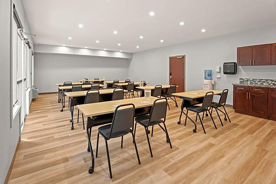 Home Inn & Suites Regina Airport