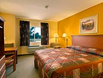 Super 8 by Wyndham Topeka at Forbes Landing