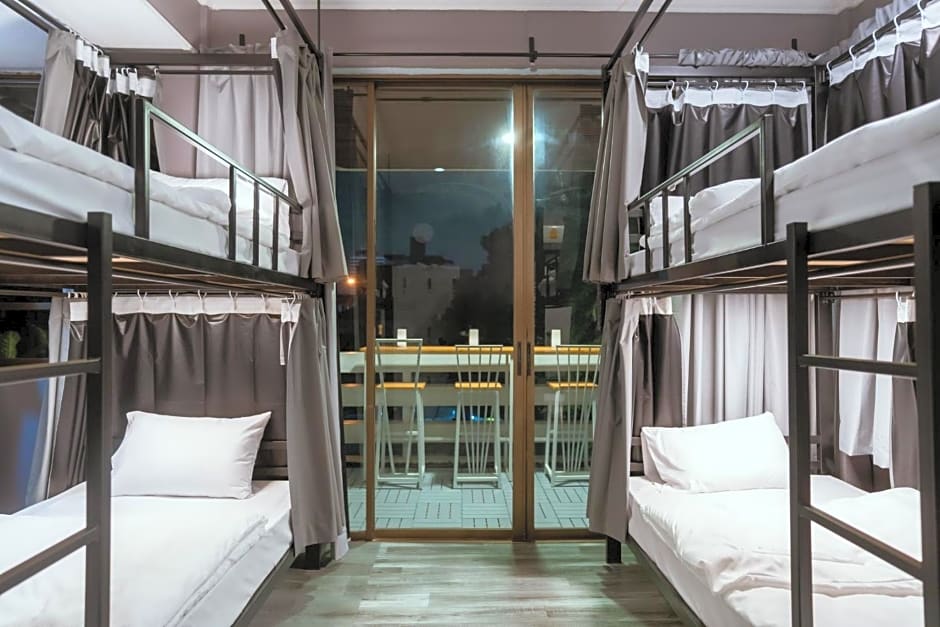 420 Hostel - Ekkamai Buds & Beds