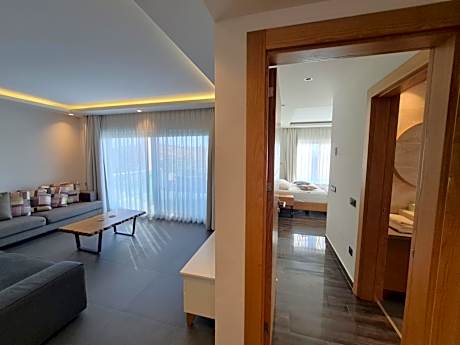 Two-Bedroom Deluxe Apartment with Harbor View