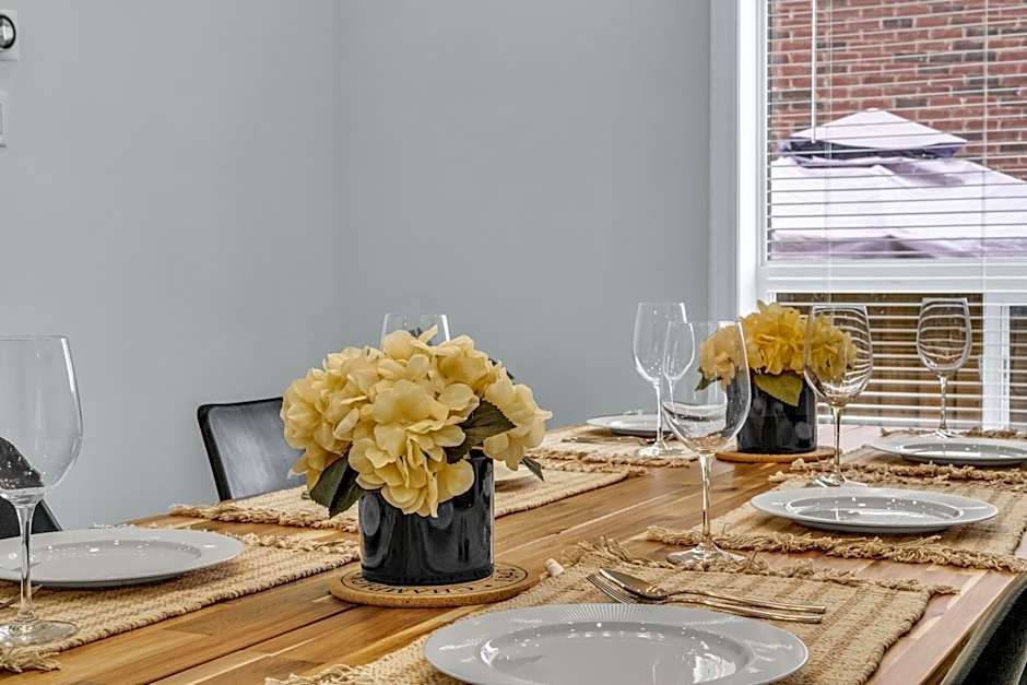 Oshawa Family Haven - Luxury 7BR Villa with Cozy Fireplaces & Hot Tub