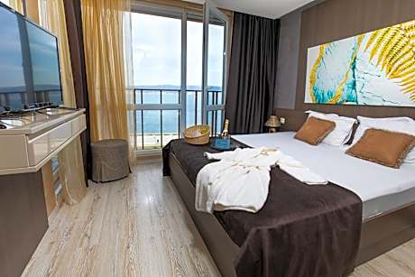 Two-Bedroom Deluxe Apartment with Balcony