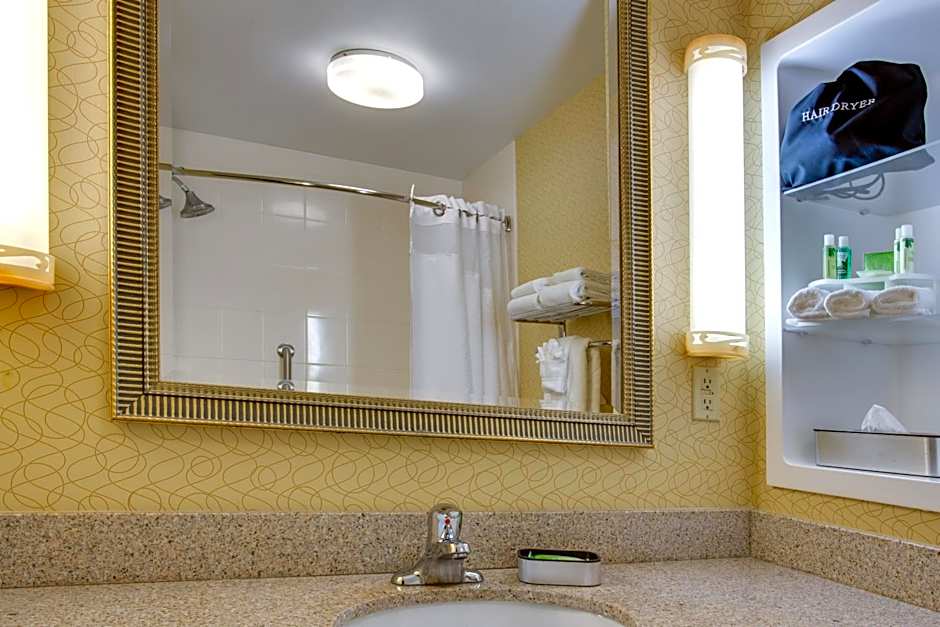 Holiday Inn Express Tower Center New Brunswick By IHG