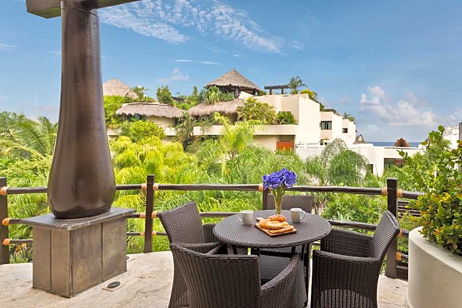 El Taj Oceanfront and Beachside Condo Hotel