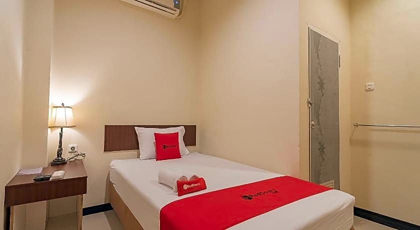 RedDoorz @ H. Agus Salim Street Pontianak