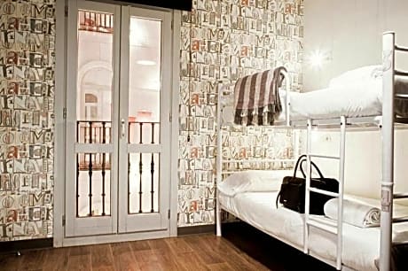 Bed in 6-Bed Female Dormitory Room with Private Bathroom