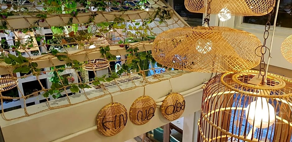 Kinnon Deluxe Hostel Coworking Cafe