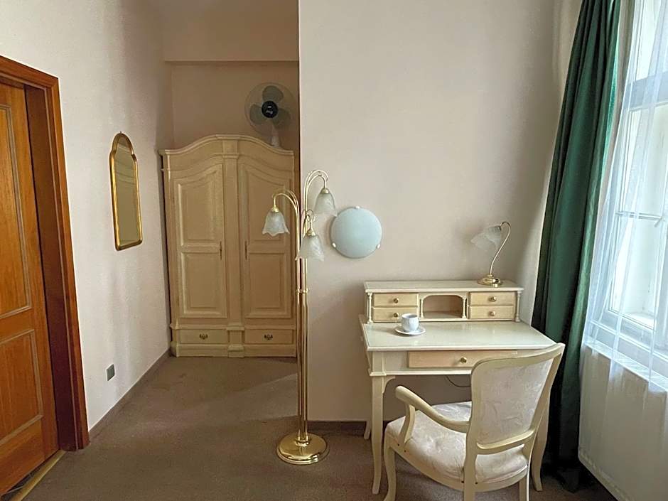 U Cervene zidle - Red Chair Hotel