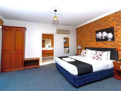 Queen Spa Suite