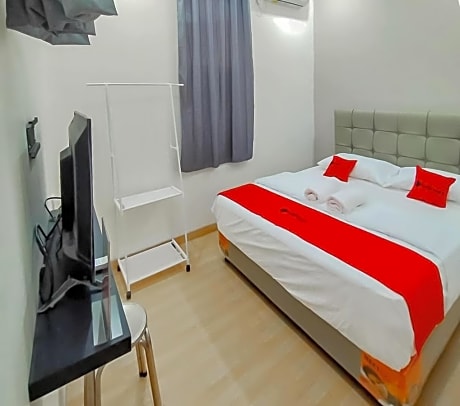 RedDoorz near Prujakan Station Cirebon