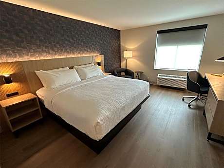 Accessible - 1 King Non-Smoking Comm Assist Microwave And Mini-Refrigerator Wi-Fi Full Breakfast