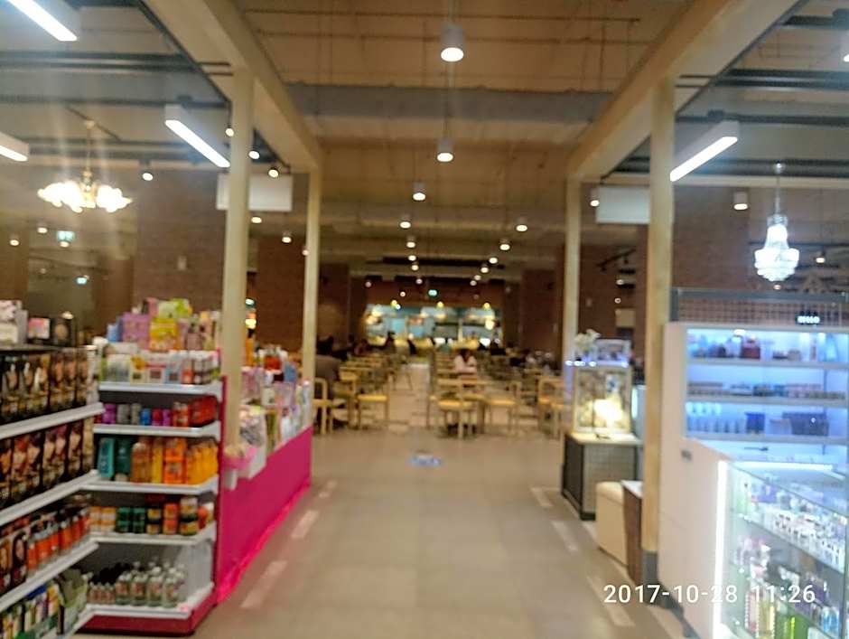 Popular Condo by Jintana